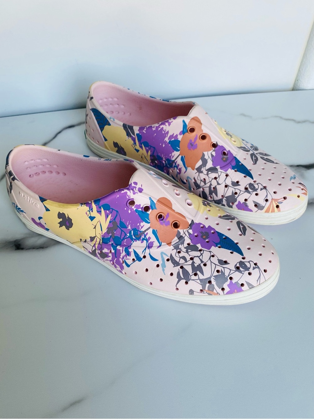 Native women’s size 9 floral slip on shoes waterproof